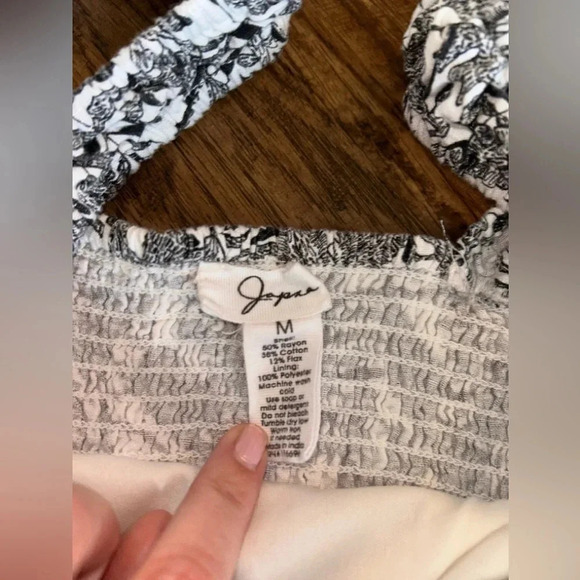 Japna Black and White Tropical Crop Top. Size medium - Picture 3 of 4